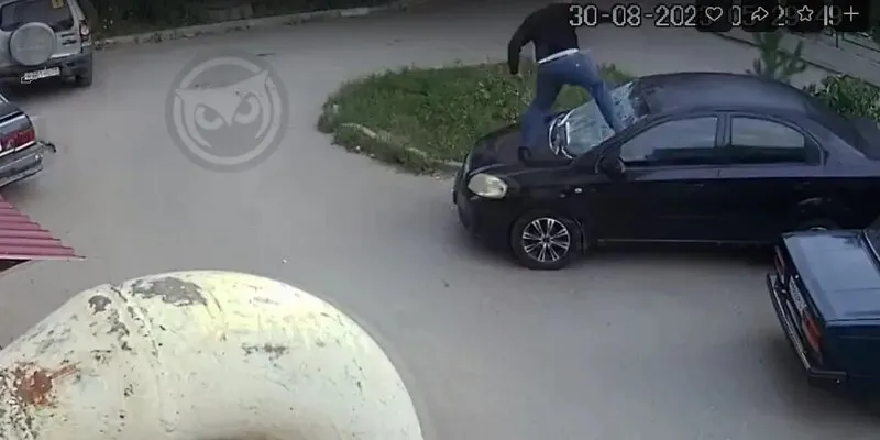 В Пензе на Кижеватова мужчина разбил стекла в машине, чтобы поспать в салоне