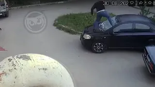 В Пензе на Кижеватова мужчина разбил стекла в машине, чтобы поспать в салоне