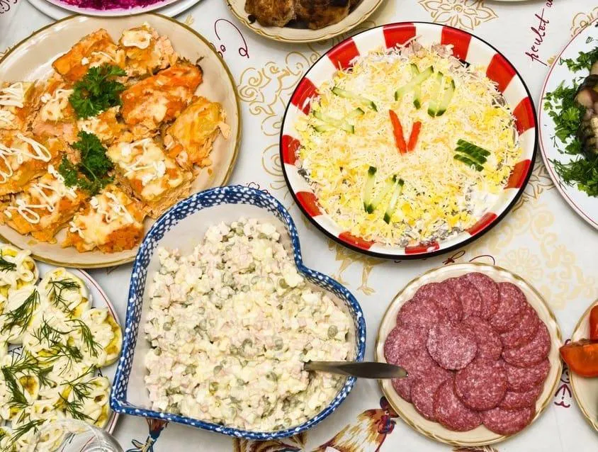 Битва между оливье и селедкой под шубой