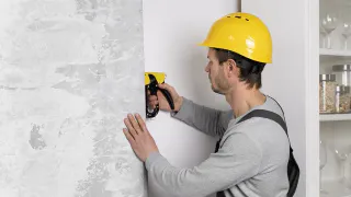 Обои клеить перестали, есть материал получше: не пачкается, не боится влаги и очень долговечен — стены выравнивать больше не придется