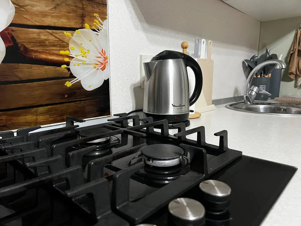 Натрите плиту этим фруктом — и поверхность станет кристально чистой без химии всего за 10 минут