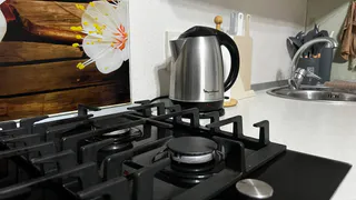 Чайник моментом отчистится от въевшейся накипи: решение проблемы найдется в кожуре одного из овощей