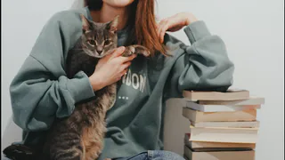 В помощь бездомным животным: в Рязани преподаватель распродает книги по «свободной цене»