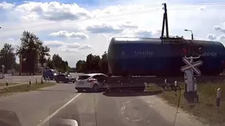 Столкновение иномарки и грузового поезда под Брянском сняли на видео