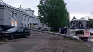 В Коми автобус уронил столб на иномарку