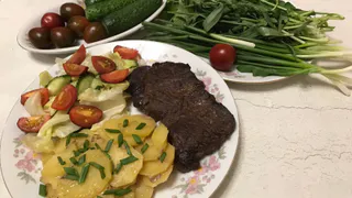 Привела итальянца в русскую традиционную столовую: его реакция на самые популярные блюда русской кухни удивила всех - вот что его поразило