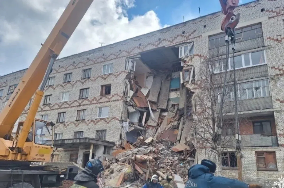 Глава СК Коми Андрей Исаев осмотрел аварийные дома в одном городе