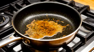 Два пакетика заливаю кипятком, и сковородка как новая: от жира и нагара не остается и следа