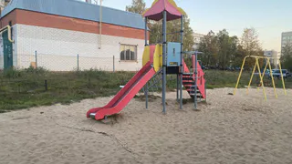 В Канаше девочка сломала руку на детской площадке