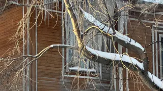 Сосульки размером с человека угрожают жителям Коми