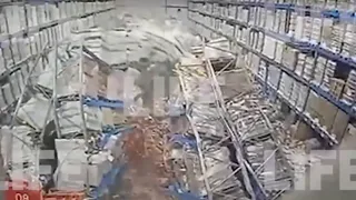 В Красноярске на рабочего упали восьмиметровые стеллажи с алкоголем