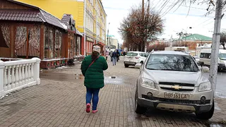 «Паркуются как хотят», - рязанцы жалуются на стихийную парковку на Соборной
