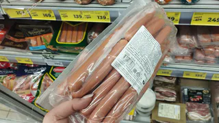 Одна бумага, мяса нет: Роскачество выявило бренды сосисок, которые лучше не покупать