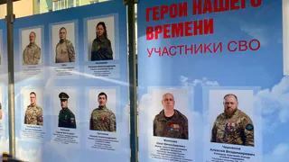 На остановках Владимира установили стенды с портретами ветеранов