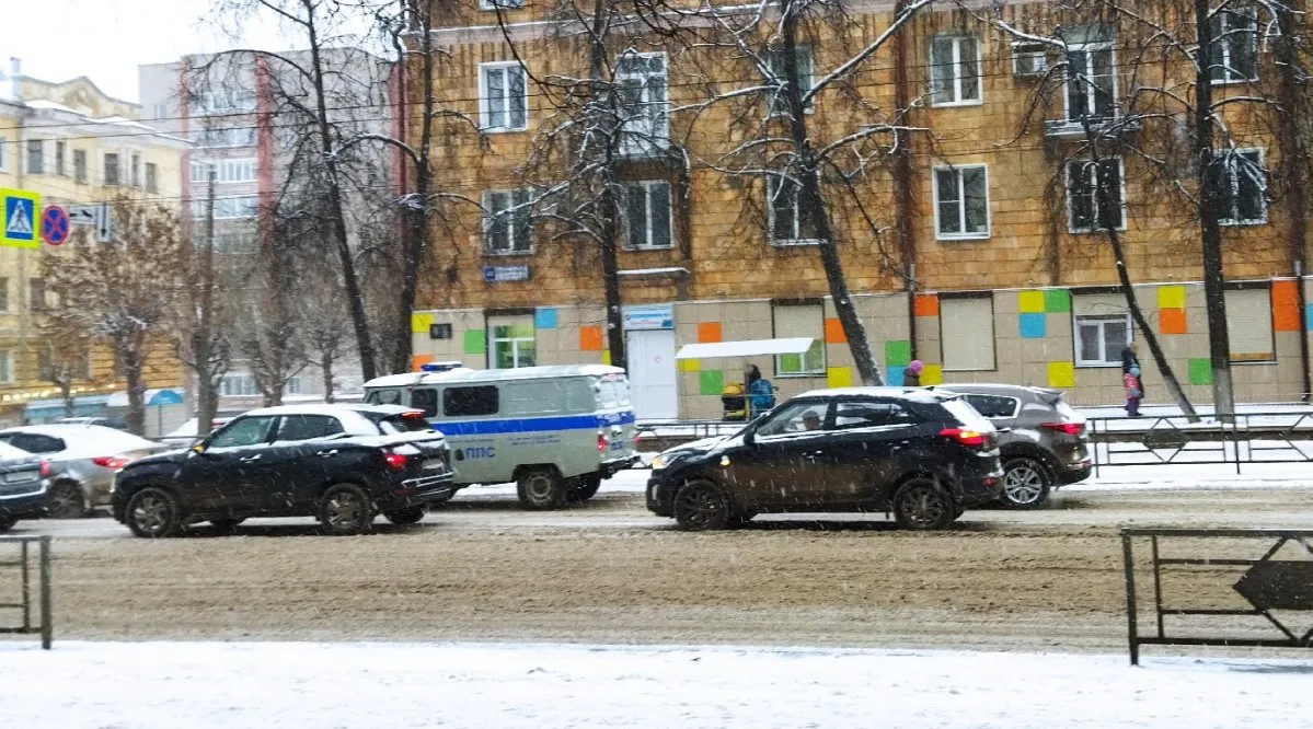 Инспектор ГИБДД хочет выписать штраф за езду с трещиной на стекле - вот что делать водителю. Автоюрист поставил точку