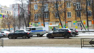 Инспектор ГИБДД хочет выписать штраф за езду с трещиной на стекле - вот что делать водителю. Автоюрист поставил точку