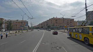 Около месяца стояло ограждение: после работы ремонтников на Первомайском проспекте осталась большая яма