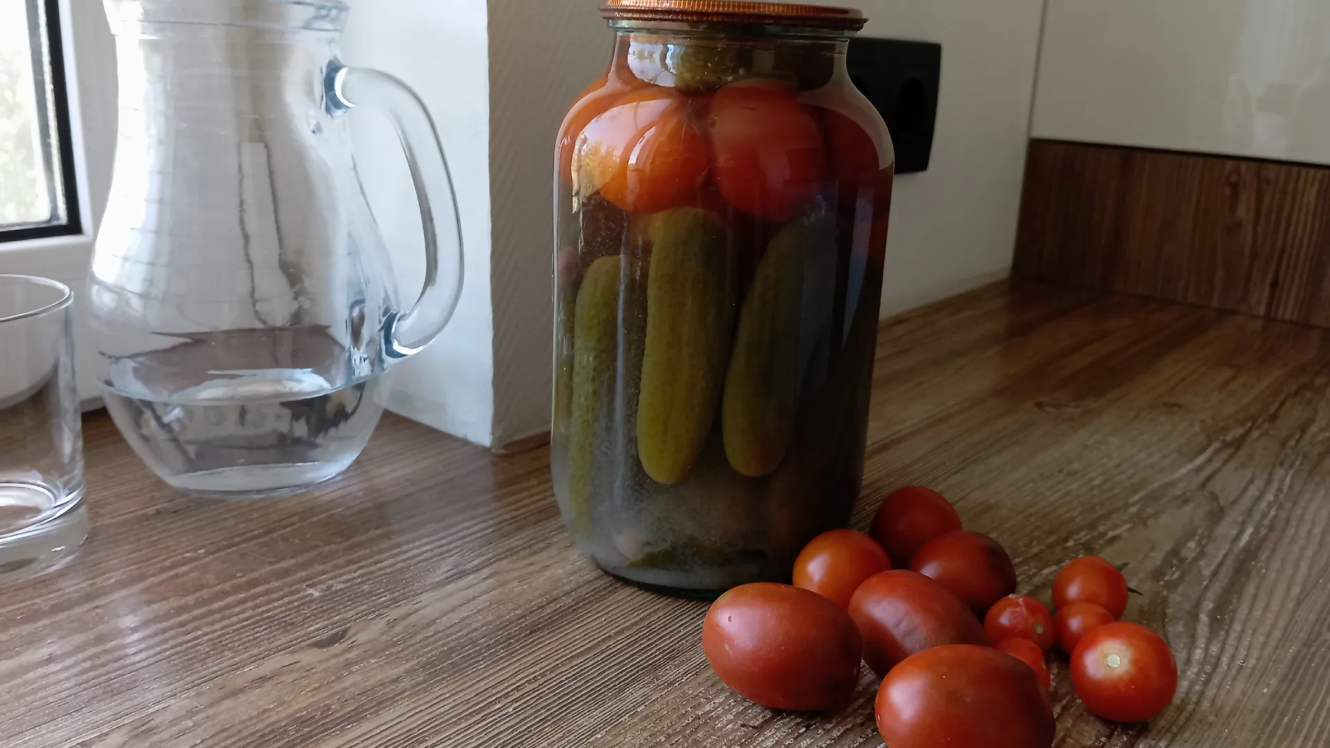 Если уксус перебивает вкус огурцов — мариную без него — «по-пражски»: зимой улетает банка за банкой