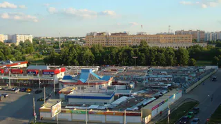 Вопрос читателя: Почему нельзя парковаться на площади у рынка в Песочне?