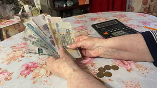 Всем пенсионерам одобрили новогоднюю выплату: на карту каждому придет по 15 000 рублей