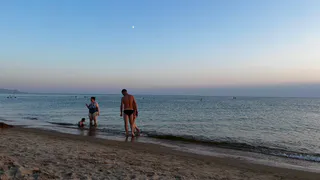 Сколько надо отложить на отпуск на Чёрном море: примерные суммы для двоих на неделю