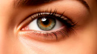 Проснулась с тёмными кругами под глазами — простой трюк вернул взгляд свежим за 15 минут