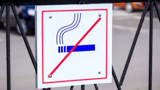 Запретить курение на ходу: новая инициатива в Госдуме