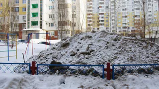 Народный контроль: коммунальщики свалили грязный снег на детскую площадку