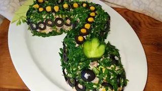 «Шуба» не понадобится: рецепт салата «Змея» — за такое угощение символ года подарит счастье и удачу в 2025