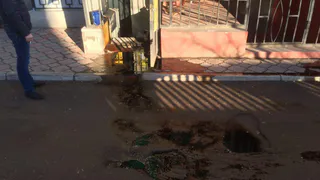 В Рязани вход в офис такси «Максим» облили машинным маслом