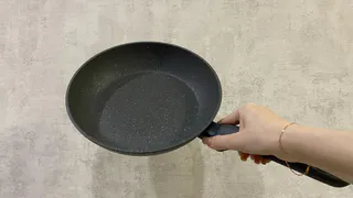 Кипятим всего 1 ложку, и сковородка сияет как новая: нагар отлипнет, а еда не пригорит