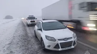 На трассе в Татарстане спасатели согрели женщину с тремя детьми из заглохшей машины