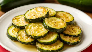 Хрустящие кабачки в панировке из чеснока: вкусно, а времени занимает совсем мало — про мясо напрочь забудете