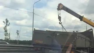 ДТП на Южной окружной: повисшую на отбойниках фуру вытаскивает автокран