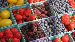 Именно такая ягода — самая вредная: а мы едим ее покупаем как деликатес, еще и детей заставляем есть