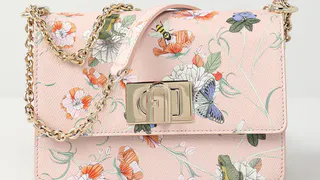 Сумки на плечо: разнообразие стилей и функциональность