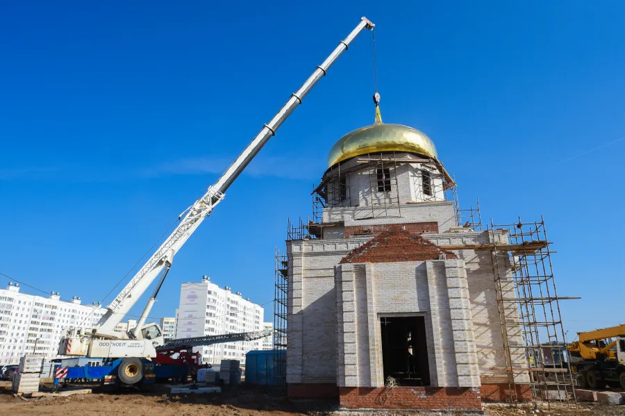 В Нижнекамске на строящемся храме установили купол и крест