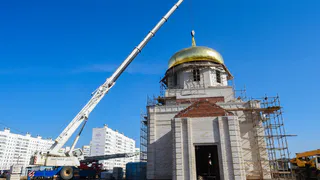 В Нижнекамске на строящемся храме установили купол и крест 