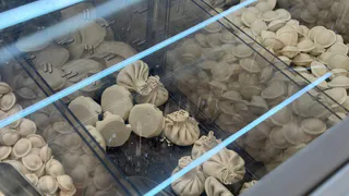 Перемолотые рога и копыта, мяса нет: в Роскачестве назвали худшие брнеды пельменей 