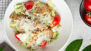 Нужны только банка тунца и ещё 2 продукта — за 5 минут сделаете сочный салат: дополнит любой стол