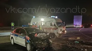 Есть пострадавшие: под Рязанью полицейская машина врезалась в иномарку