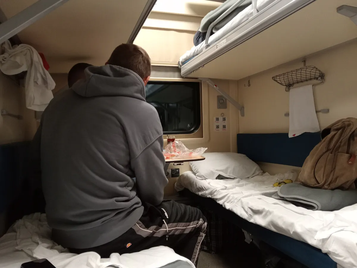 Вернулась с ужина, а на моей нижней полке спит незнакомый дедушка
