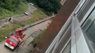 В Челябинской области пожарный поймал женщину, которая кубарем полетела вниз с 6-го этажа