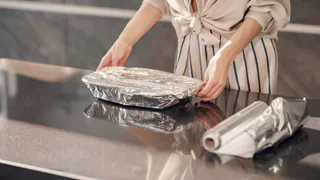 Хитрые хозяйки сыплют соль на фольгу и бед не знают: вот для чего это делают — 2 полезных совета