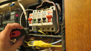 Если незнакомцы убеждают вас заменить электросчетчик - гоните их в шею