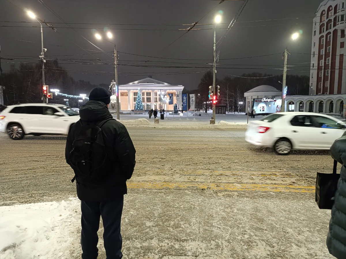 Нужно ли останавливаться перед "зеброй", если пешеход вступил на проезжую часть на другой стороне проезжей части - ответ юриста