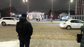 Нужно ли останавливаться перед "зеброй", если пешеход вступил на проезжую часть на другой стороне проезжей части - ответ юриста