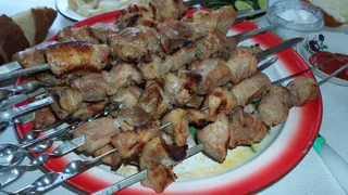 И для шашлыка, и на сковороду: кавказский маринад для мяса — добавьте этот секретный ингредиент 