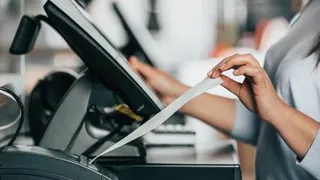 Стало известно, почему не стоит платить в магазине по QR-коду