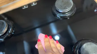 3 капли в воду — и жир на кухне исчезает за секунды: даже старый налёт сдается без усилий